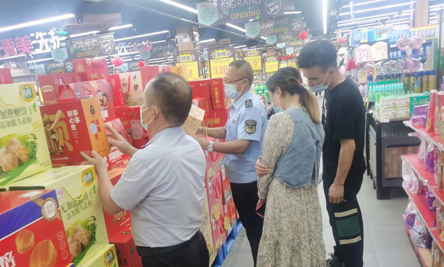 莒南縣坊前市場(chǎng)監(jiān)管所開展中秋節(jié)前月餅市場(chǎng)專項(xiàng)檢查行動(dòng)